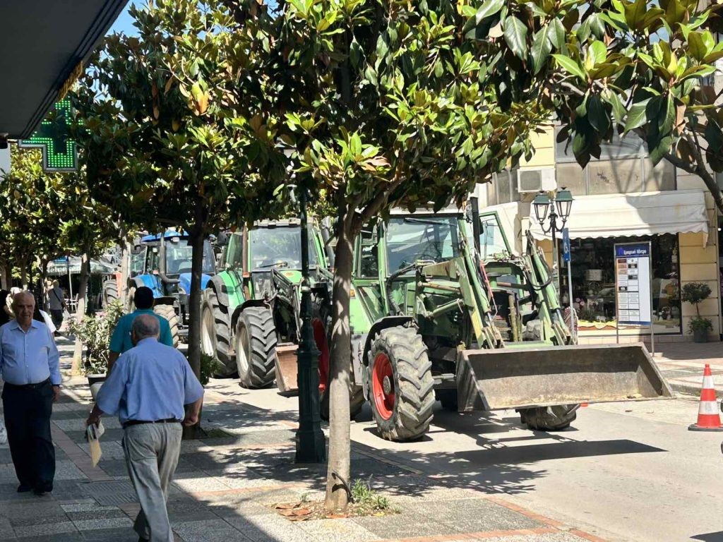 Βγήκαν τα τρακτέρ στα Φάρσαλα